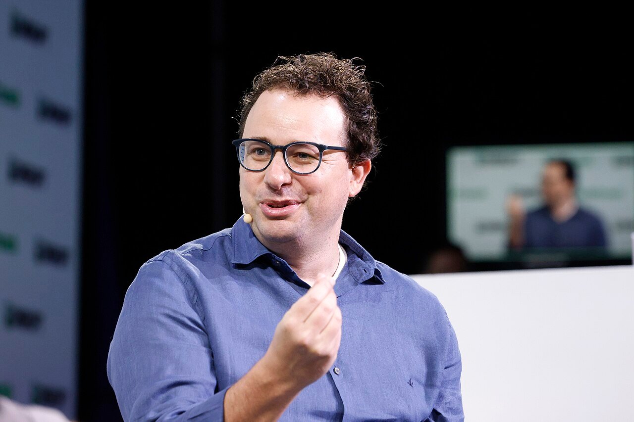 Dario Amodei, cofundador e CEO da Anthropic, discursa no palco durante o TechCrunch Disrupt 2023 no Moscone Center em 20 de setembro de 2023 em São Francisco, Califórnia.