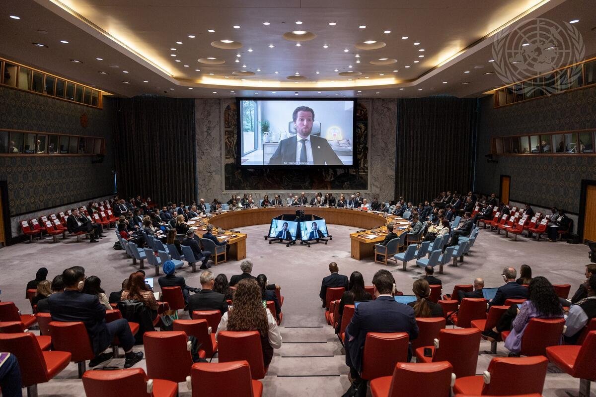 Clément Delangue, CEO da Hugging Face, aparece nos telões durante reunião do Conselho de Segurança da ONU sobre IA