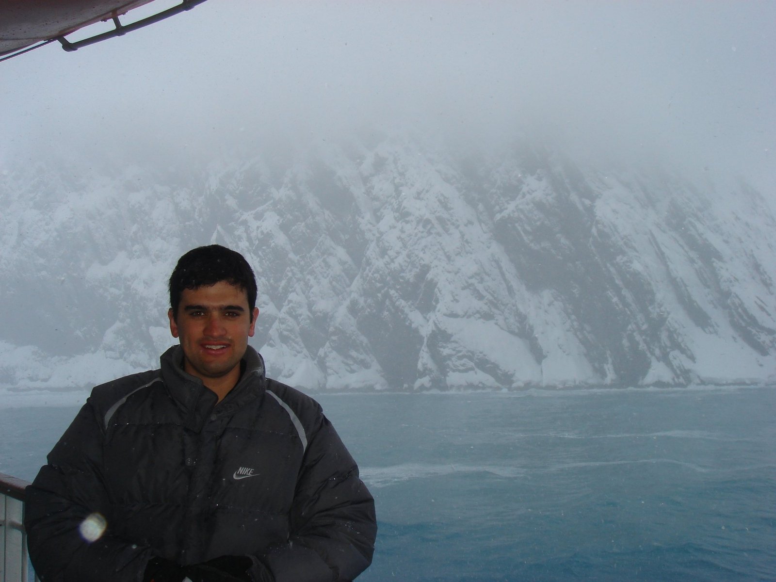 Marcelo Fleury no convés do MS Nordnorge, em meio à neblina e ao gelo