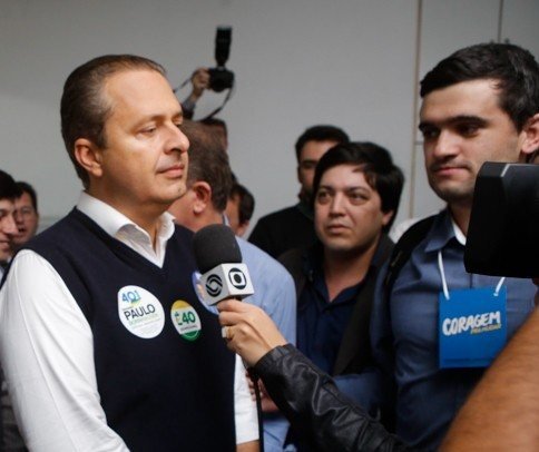 Eduardo Campos cercado por microfones de imprensa durante a campanha de 2014