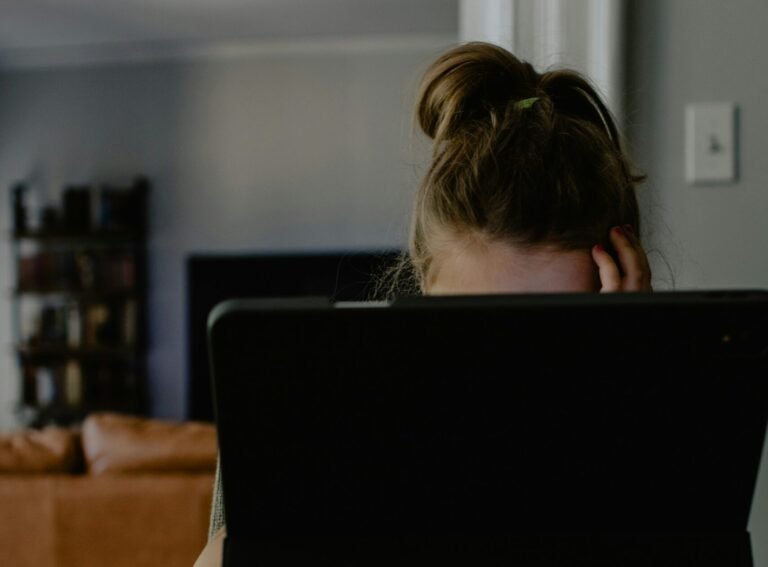 O trabalho invisível e a falta de reconhecimento nos dias atuais