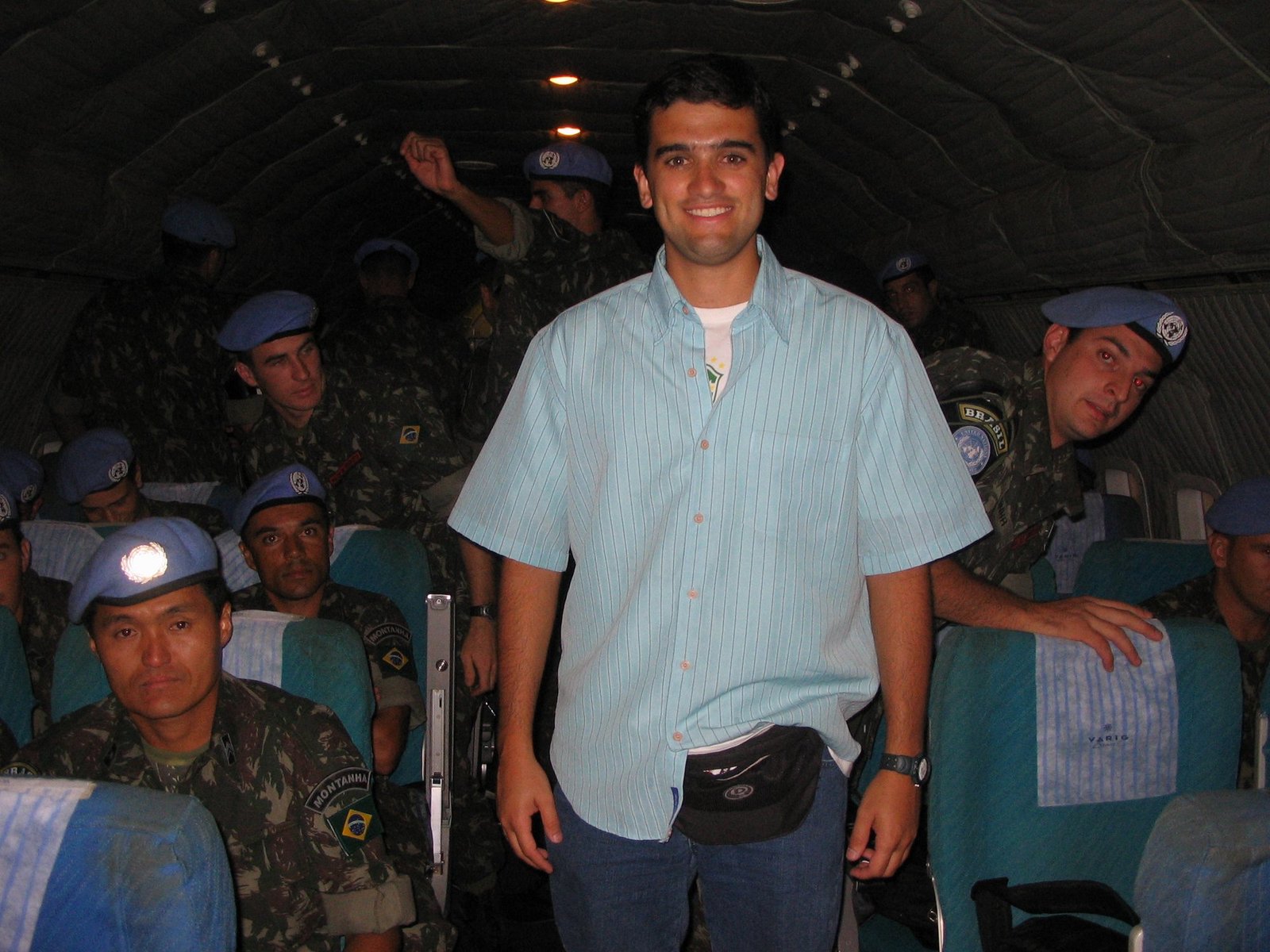 Marcelo Fleury dentro de avião militar com soldados brasileiros da missão da ONU no Timor-Leste