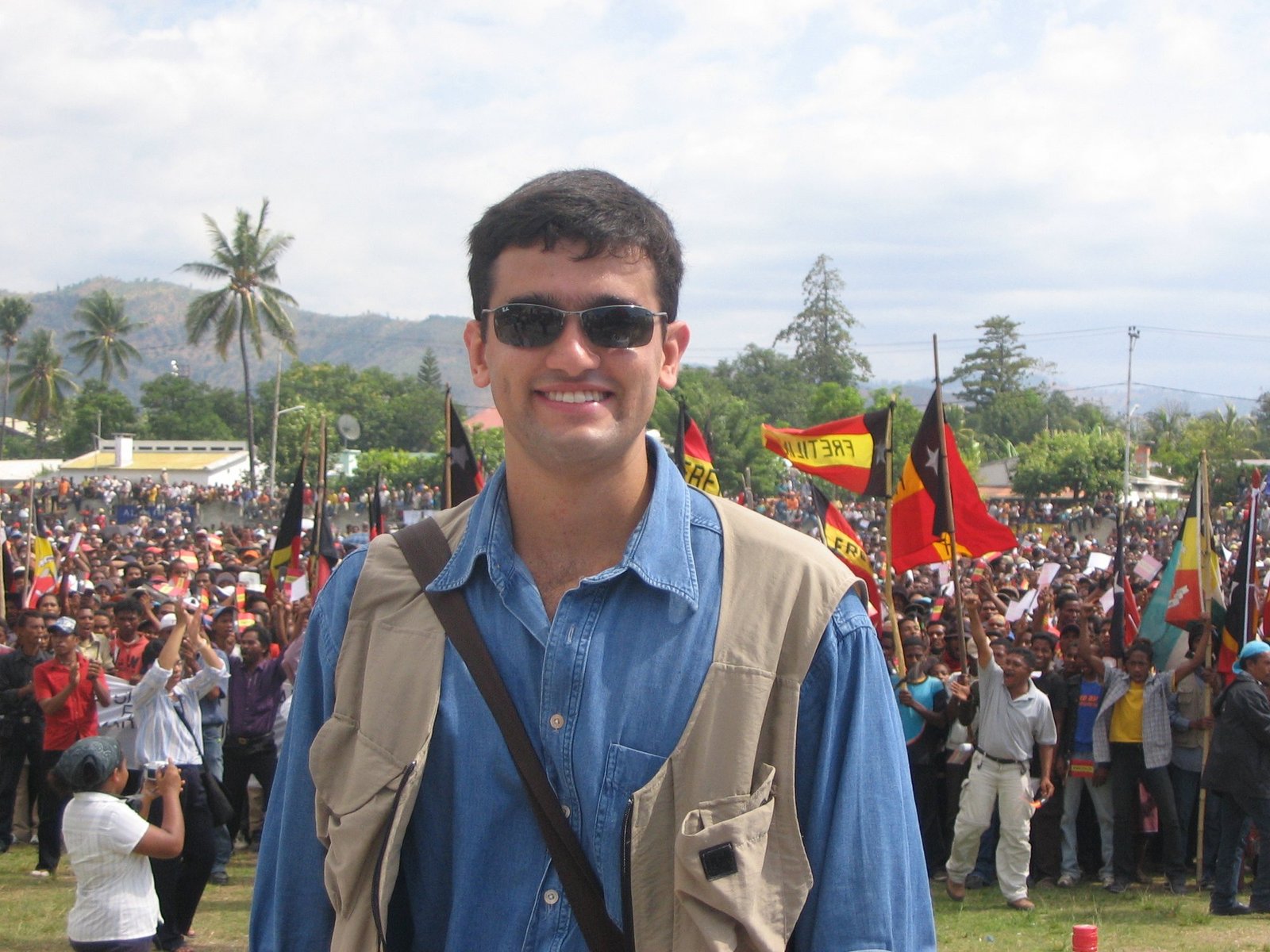 Marcelo Fleury em meio a uma multidão com bandeiras no Timor-Leste