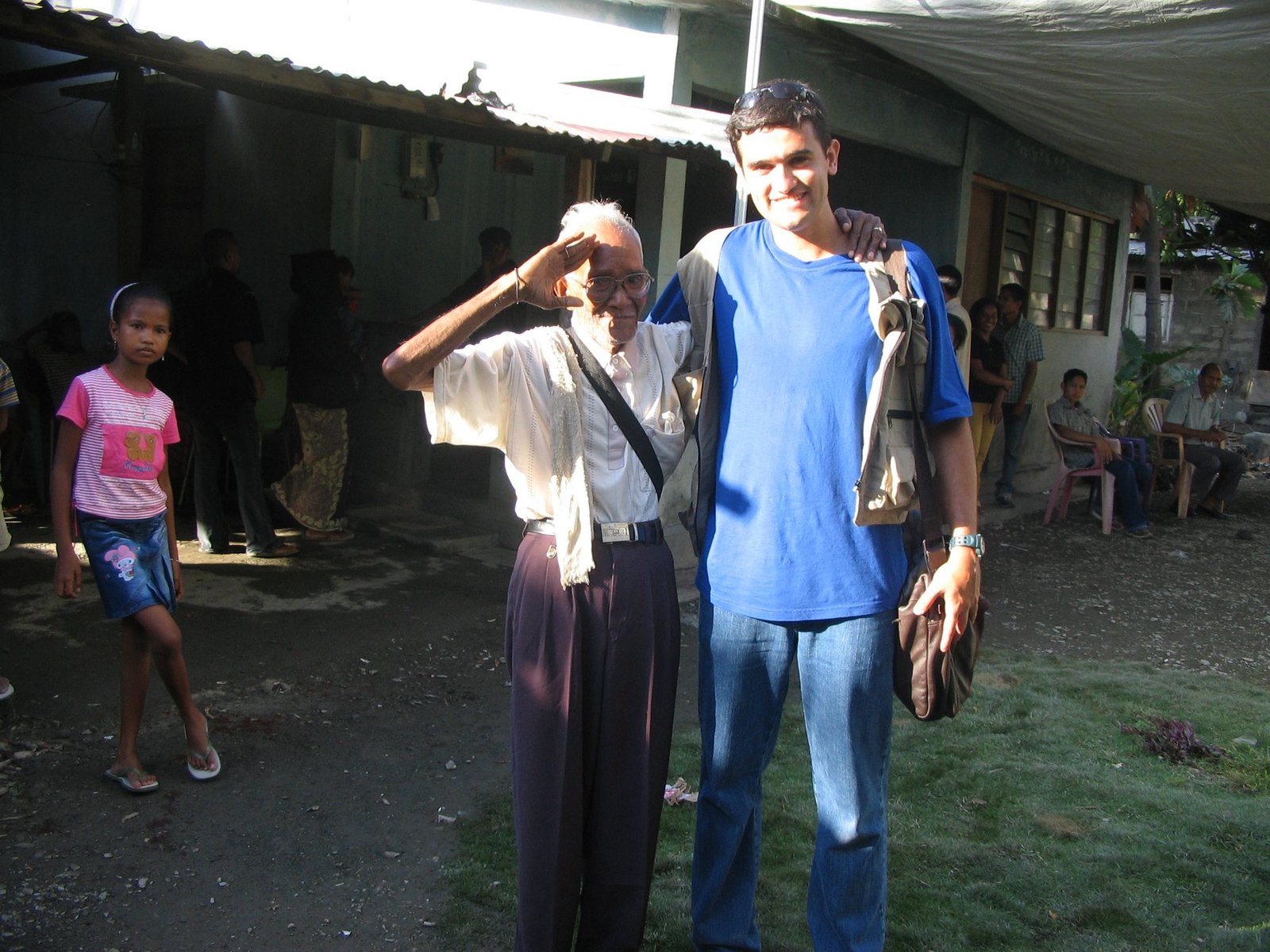 Marcelo Fleury ao lado de um homem idoso e uma criança em uma rua do Timor-Leste