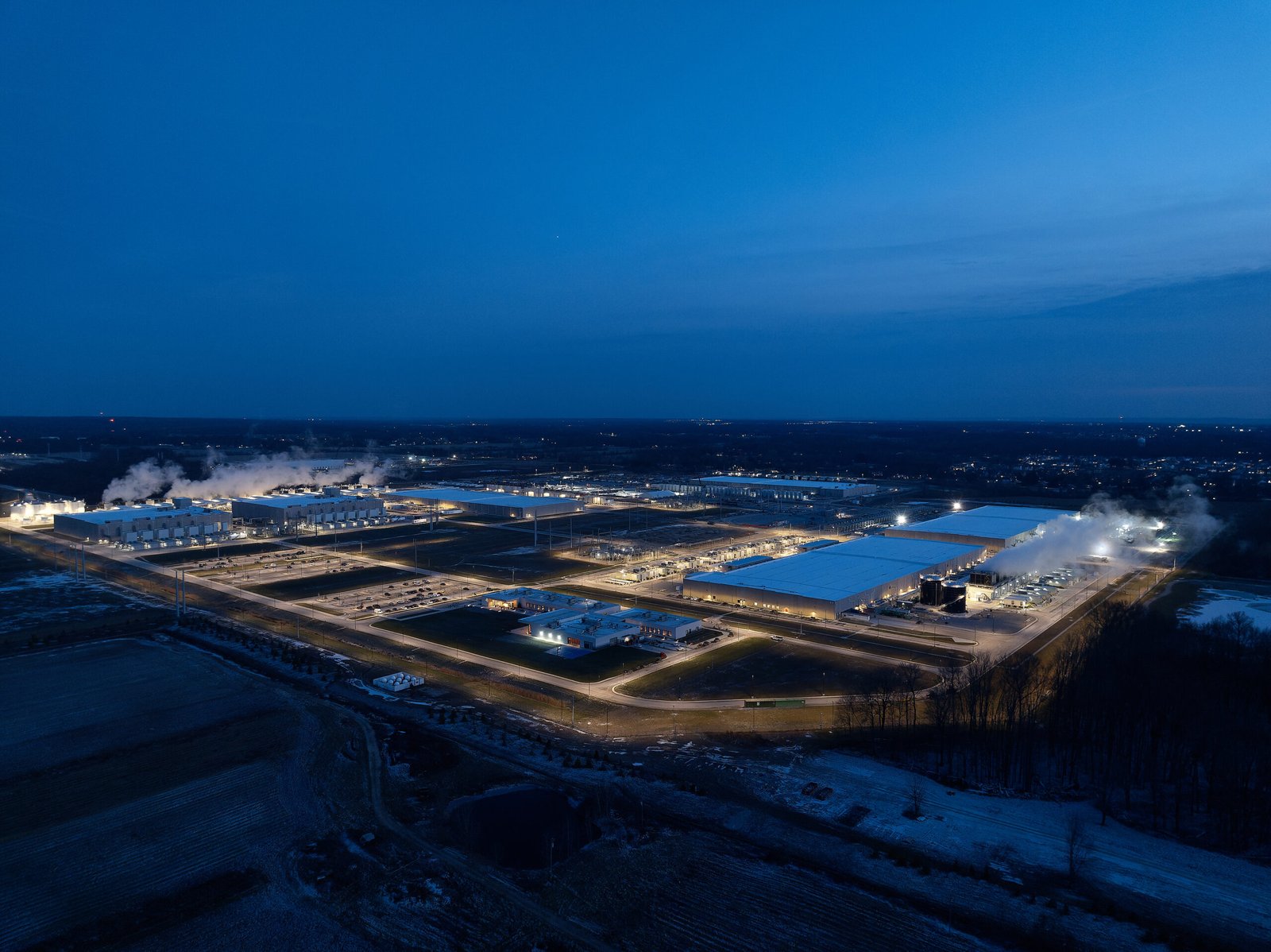 Esta imagem da região central de Ohio mostra todo o campus do data center de New Albany ao anoitecer. Os três edifícios à esquerda são data centers operacionais.