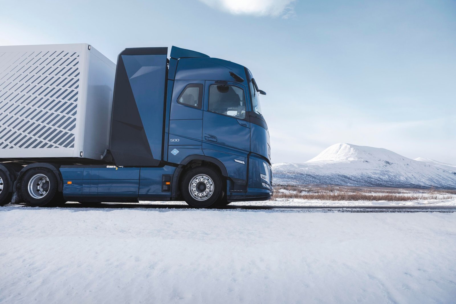 A Volvo inicia testes de caminhões com motor de combustão interna movidos a hidrogênio na Europa.